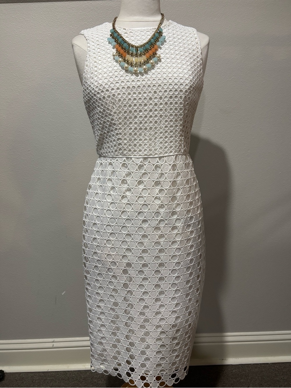 Ann Taylor White Eyelet Lace Overlay fitted dress Size 4 Midi Length Excellent